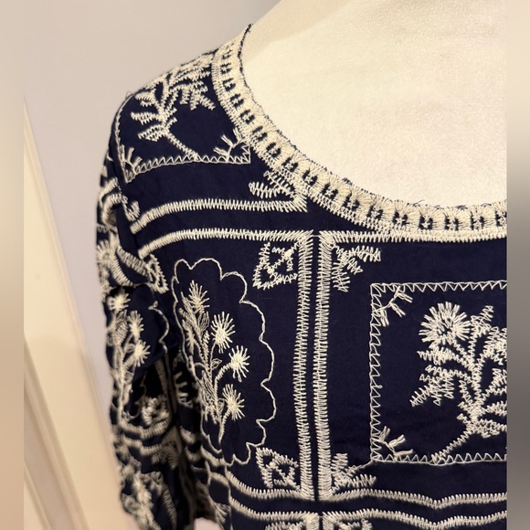 Solitaire Navy and White Floral Blouse - Picture 2 of 9